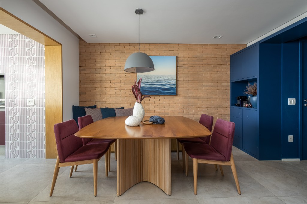 Apê apartamento 170 m² cores revestimentos superfícies móveis Marina Carvalho sala estante azul marcenaria tijolinho mesa cadeira jantar