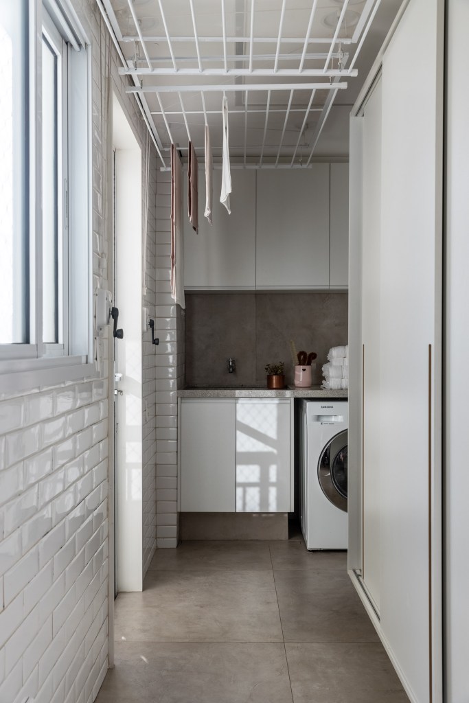 Apê apartamento 170 m² cores revestimentos superfícies móveis Marina Carvalho subway tiles lavanderia area de servico