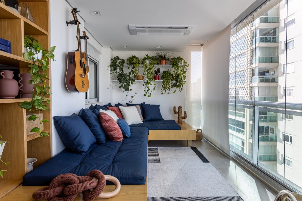 Apê apartamento 170 m² cores revestimentos superfícies móveis Marina Carvalho. futon varanda gourmet estante marcenaria