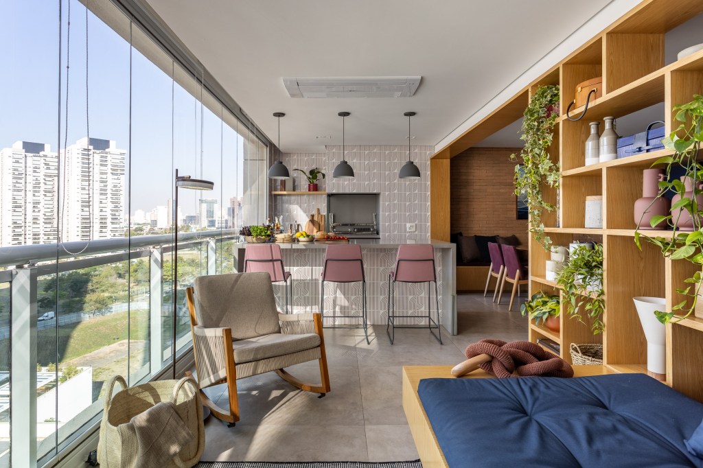 Apê apartamento 170 m² cores revestimentos superfícies móveis Marina Carvalho. churrasqueira varanda gourmet estante marcenaria