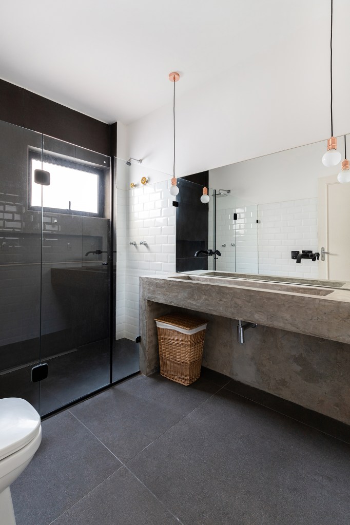 Apartamento 180 m² biofilia estilo urbano industrial Espacial Arquitetos banheiro subway tiles concreto preto branco