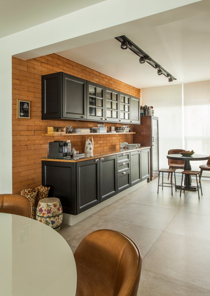 Apartamento 275 m² décor moderno toques industriais Gigi Gorenstein decoracao cozinha armario preto parede tijolinho