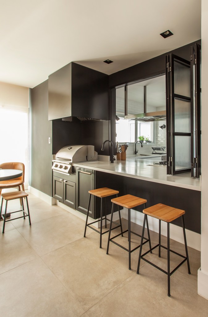 Apartamento 275 m² décor moderno toques industriais Gigi Gorenstein decoracao espaco gourmet churrasqueira bancada