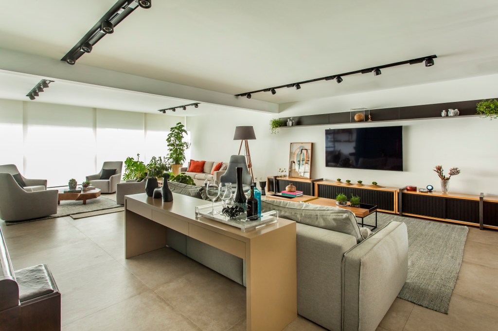 Apartamento 275 m² décor moderno toques industriais Gigi Gorenstein decoracao sala estar tv sofa aparador
