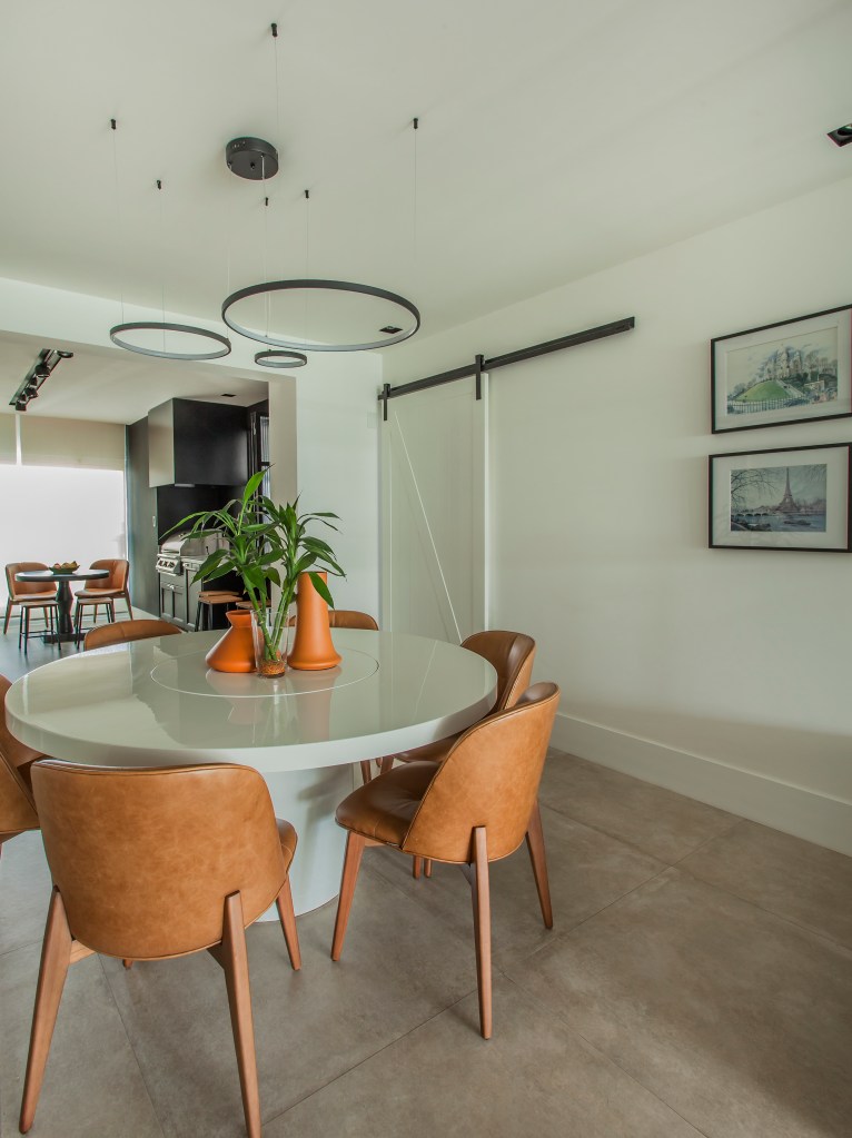 Apartamento 275 m² décor moderno toques industriais Gigi Gorenstein decoracao sala jantar mesa redonda cadeira