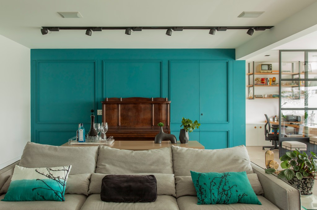 Apartamento 275 m² décor moderno toques industriais Gigi Gorenstein decoracao sala parede azul sofa piano