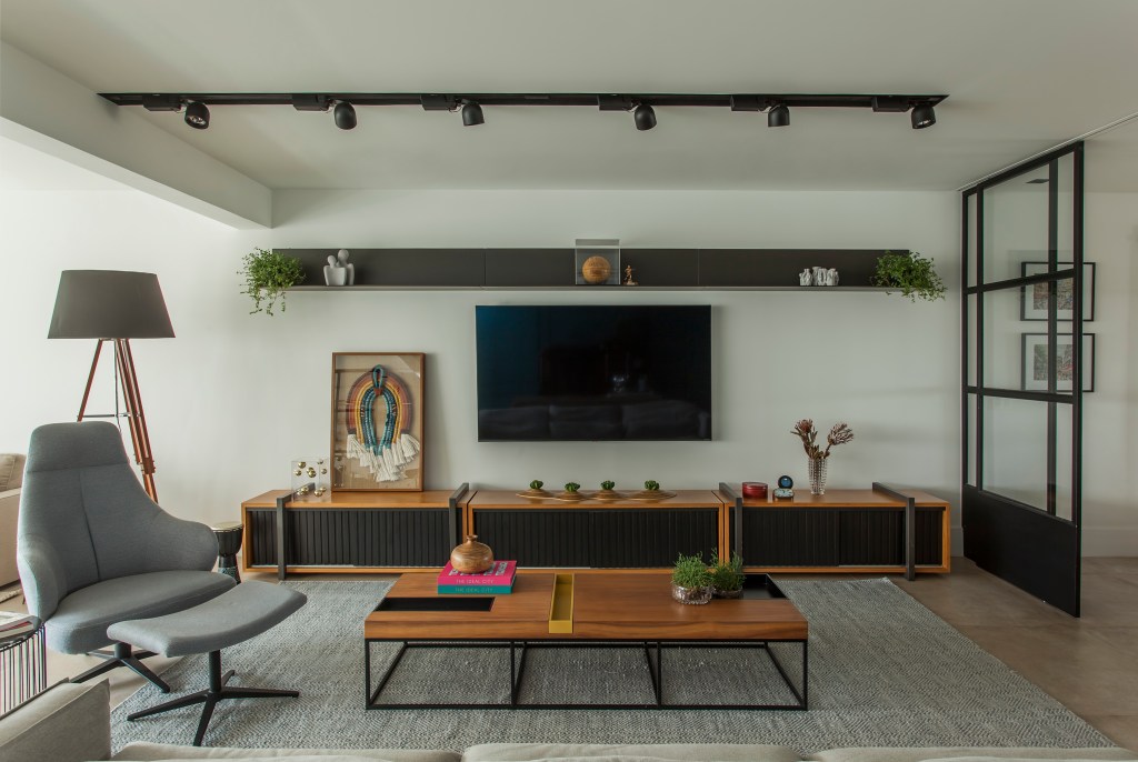 Apartamento 275 m² décor moderno toques industriais Gigi Gorenstein decoracao sala estar tv rack poltrona