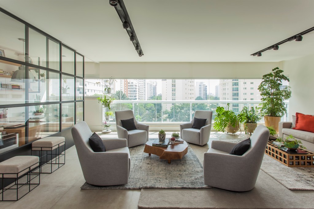 Apartamento 275 m² décor moderno toques industriais Gigi Gorenstein decoracao varanda integrada poltrona estar plantas