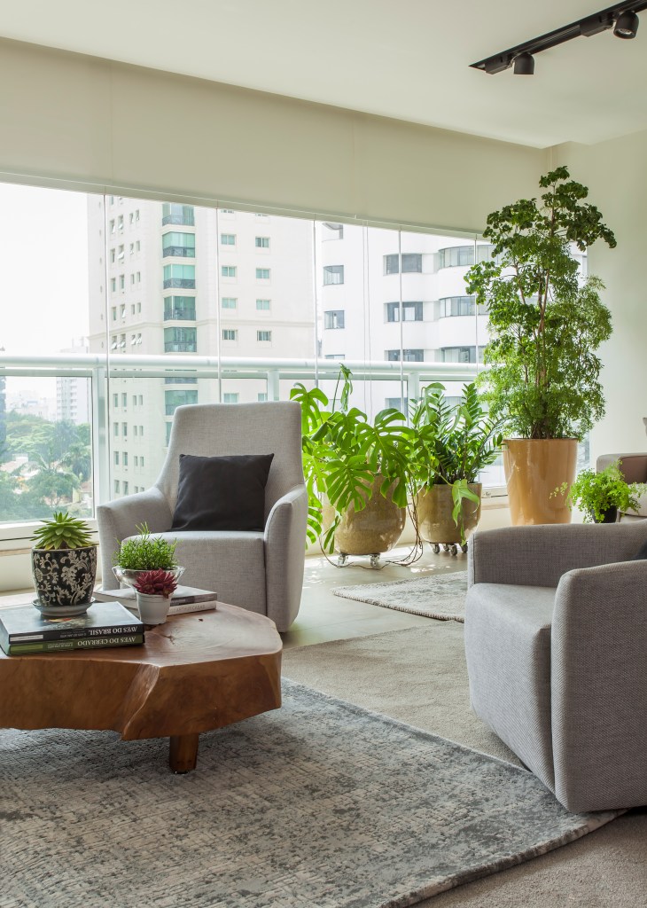 Apartamento 275 m² décor moderno toques industriais Gigi Gorenstein decoracao varanda integrada poltrona estar plantas