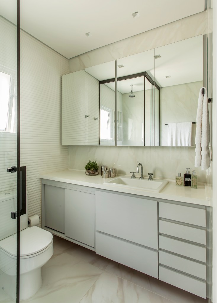Apartamento 275 m² décor moderno toques industriais Gigi Gorenstein decoracao banheiro branco pia gabinete espelho