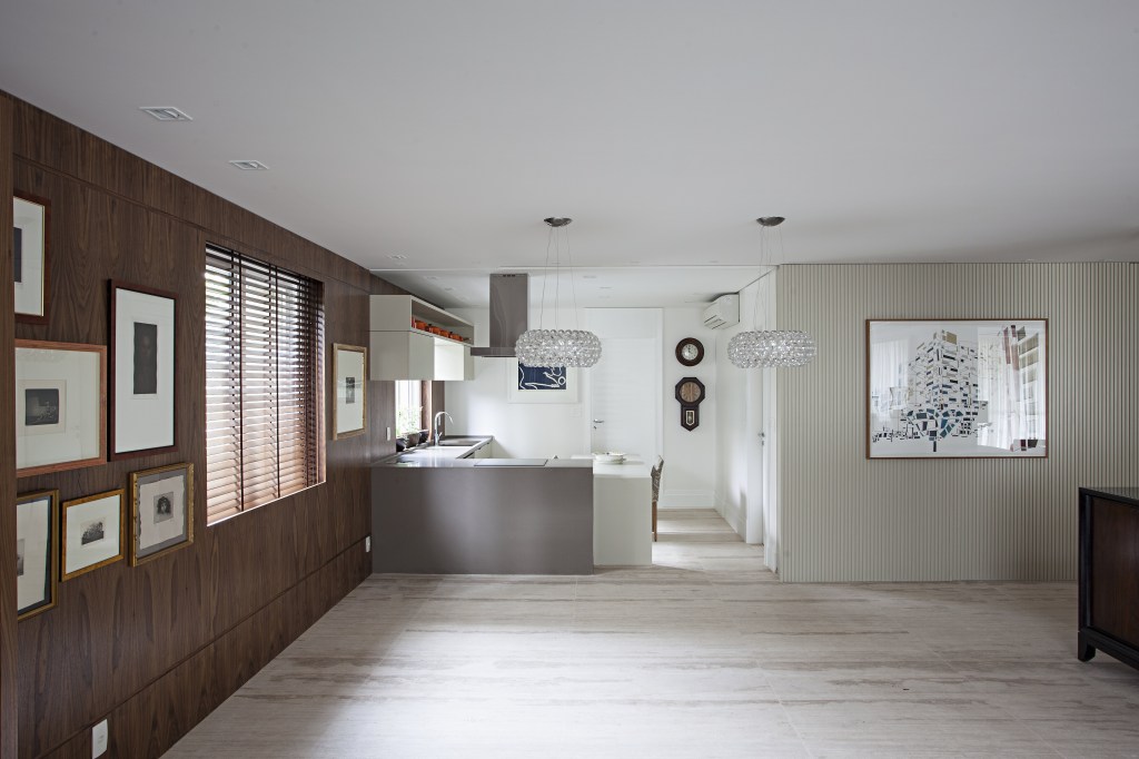 Apartamento 390 m² madeira paredes piso mármore travertino Ana Parreira arquitetura sala cozinha integrada painel madeira quadros