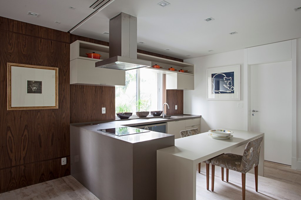 Apartamento 390 m² madeira paredes piso mármore travertino Ana Parreira arquitetura cozinha peninsula mesa bancada quadro