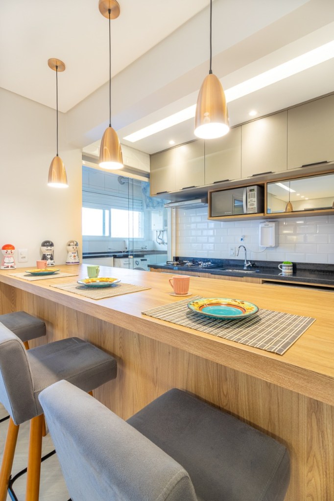 apartamento-de-72-m²-ganha-conforto-e-otimizacao-com-poucas-intervencoes-bancada-refeicao Apartamento 72 m² Luciana Patriarcha cozinha americana bancada