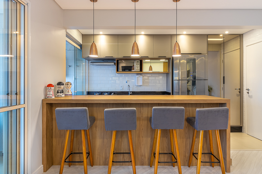 apartamento-de-72-m²-ganha-conforto-e-otimizacao-com-poucas-intervencoes-cozinha-americana (3) Apartamento 72 m² Luciana Patriarcha cozinha americana bancada
