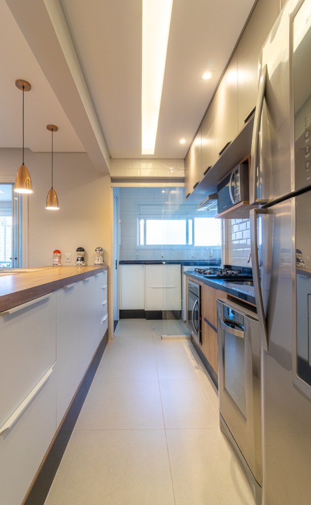 apartamento-de-72-m²-ganha-conforto-e-otimizacao-com-poucas-intervencoes-cozinha Apartamento 72 m² Luciana Patriarcha cozinha americana bancada