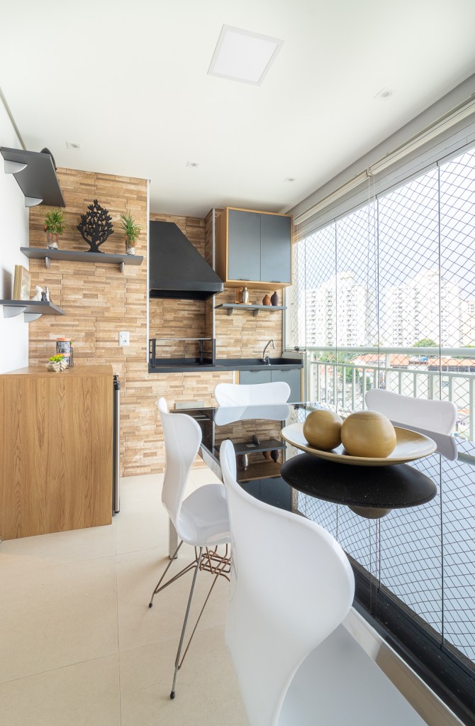 apartamento-de-72-m²-ganha-conforto-e-otimizacao-com-poucas-intervencoes-varanda-churrasqueira (6) Apartamento 72 m² Luciana Patriarcha varanda com churrasqueira tijolinho