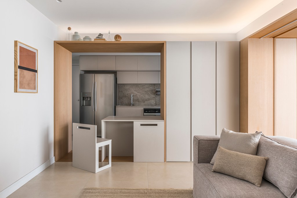 Apê apartamento 110 m² pórtico de madeira varanda e sala M ao Quadrado Arquitetura cozinha americana integrada sofa madeira armario