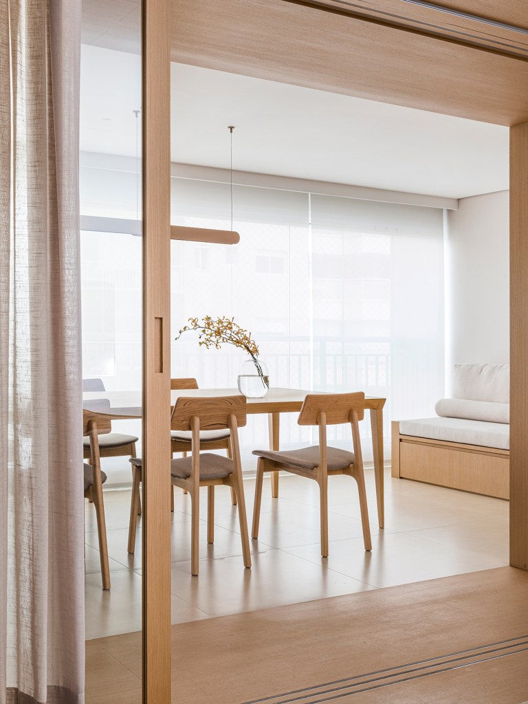 Apê apartamento 110 m² pórtico de madeira varanda e sala M ao Quadrado Arquitetura varanda mesa cadeira gourmet sofá