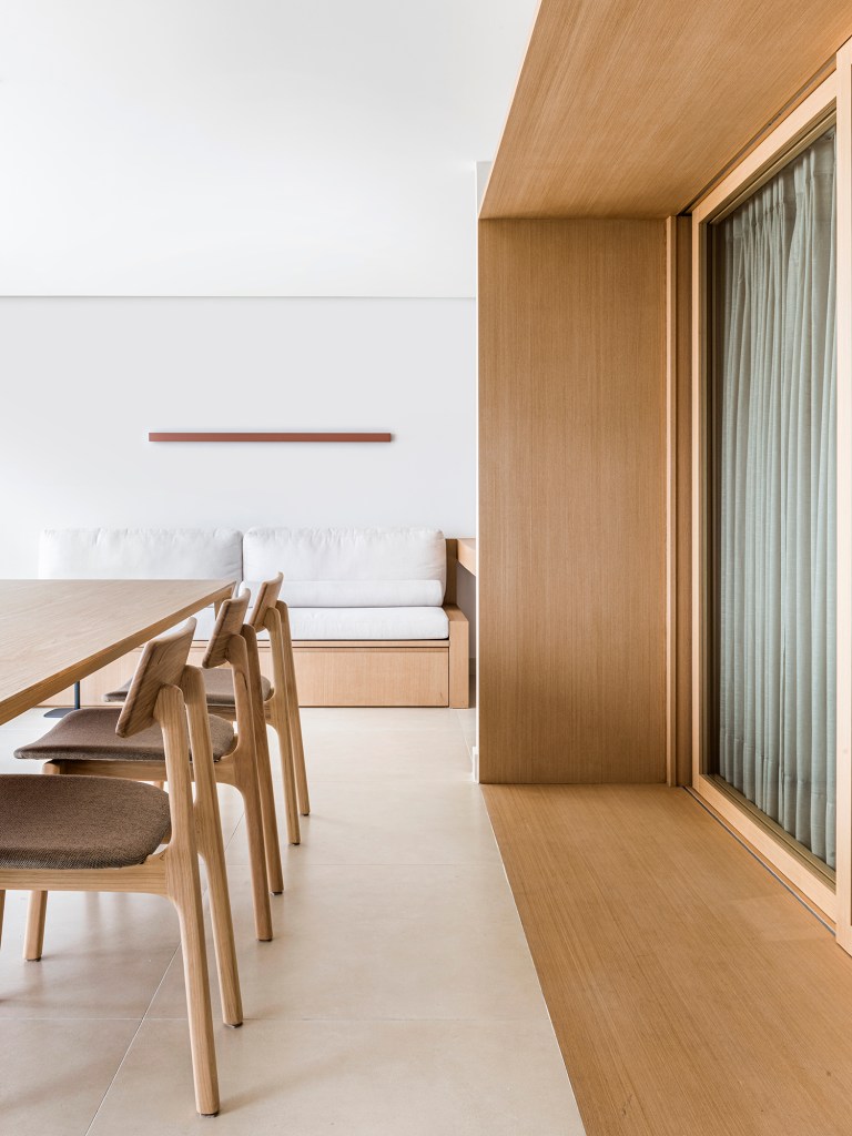 Apê apartamento 110 m² pórtico de madeira varanda e sala M ao Quadrado Arquitetura mesa de jantar cadeira sofá decor neutro minimalista