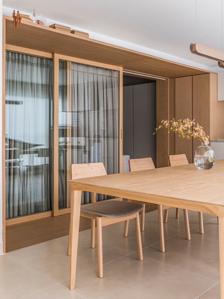 Apê apartamento 110 m² pórtico de madeira varanda e sala M ao Quadrado Arquitetura varanda sala cozinha mesa madeira gourmet