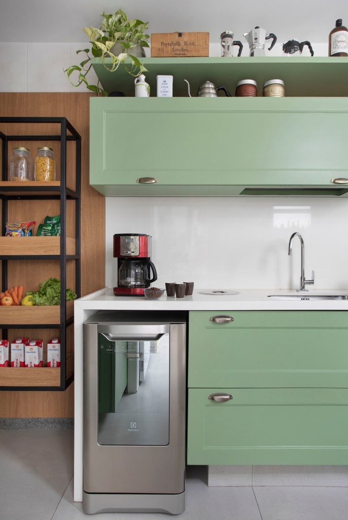 Cozinha; cozinha verde; backsplash de azulejo branco
