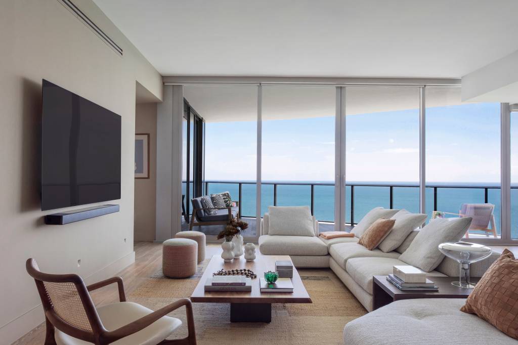 ape-260m-vista-deslumbrante-estilo-contemporaneo-casual-daniela-saliba-fotos-denilson-machado-10-janela Sala de estar; sala de tv; janela; vista para o mar