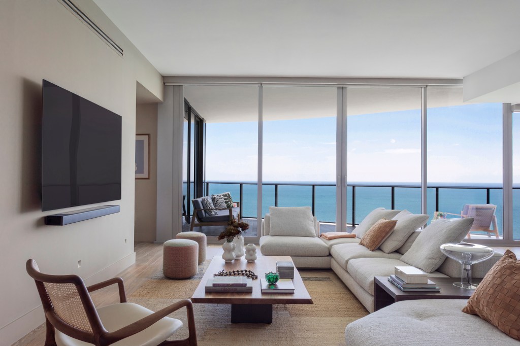 Sala de estar; sala de tv; janela; vista para o mar