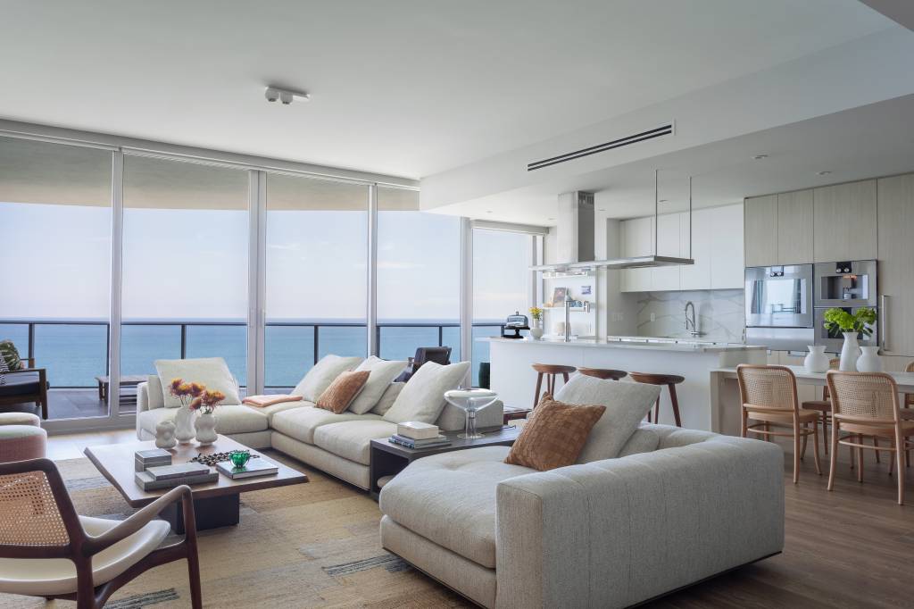 ape-260m-vista-deslumbrante-estilo-contemporaneo-casual-daniela-saliba-fotos-denilson-machado-11-sala-integrada-sofa Sala de estar; sala integrada; cozinha integrada; cozinha americana; sofá branco