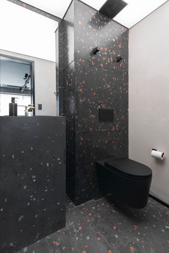 Apê 85 m²piloto de avião tecnologia Nossa Casa Arquitetura banheiro preto granilite