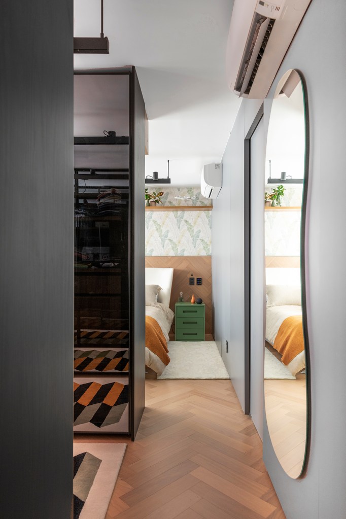 Apê 85 m²piloto de avião tecnologia Nossa Casa Arquitetura closet quarto corredor espelho cama