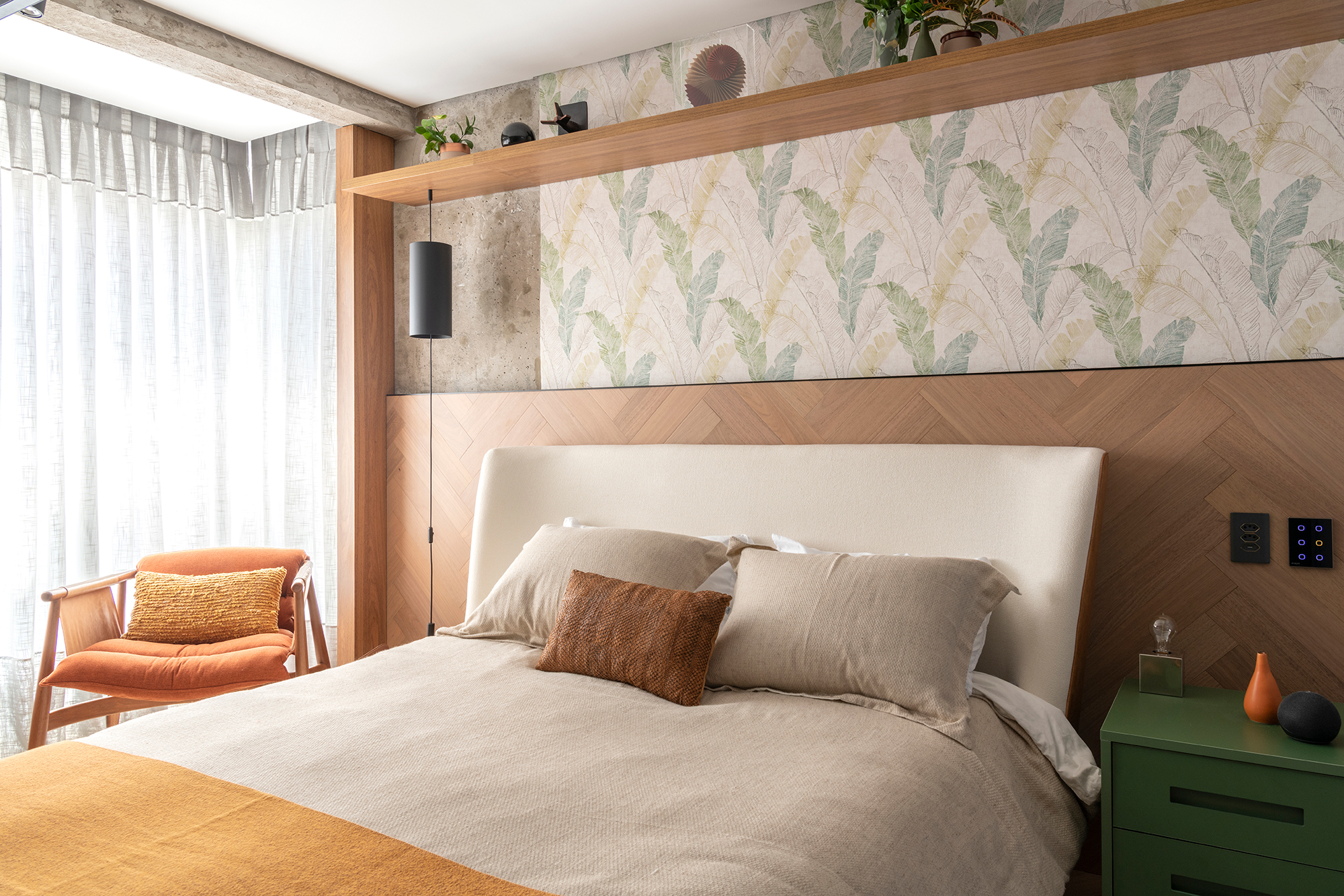 Apê 85 m²piloto de avião tecnologia Nossa Casa Arquitetura quarto casal cama papel de parede cabeceira marcenaria madeira