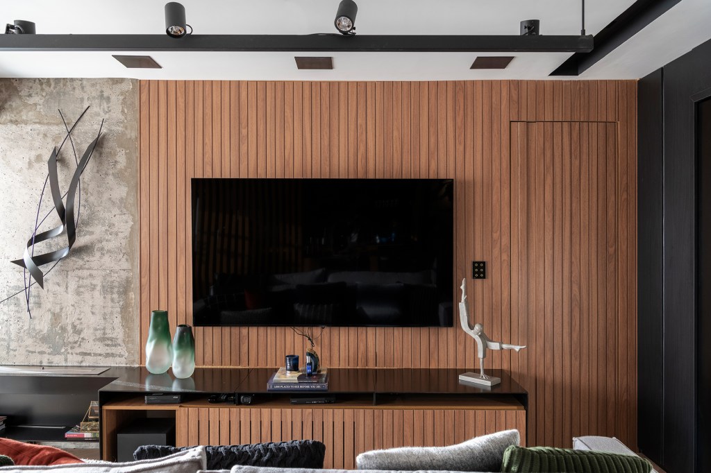 Apê 85 m²piloto de avião tecnologia Nossa Casa Arquitetura sala tv porta camuflada madeira