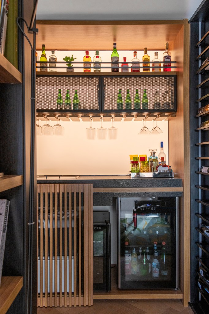 ape-85-m2-piloto-de-aviao-repleto-de-tecnologia-nossa-casa-credito-cris-farhat-sala-bar (23) Apê 85 m²piloto de avião tecnologia Nossa Casa Arquitetura sala marcenaria adega bar