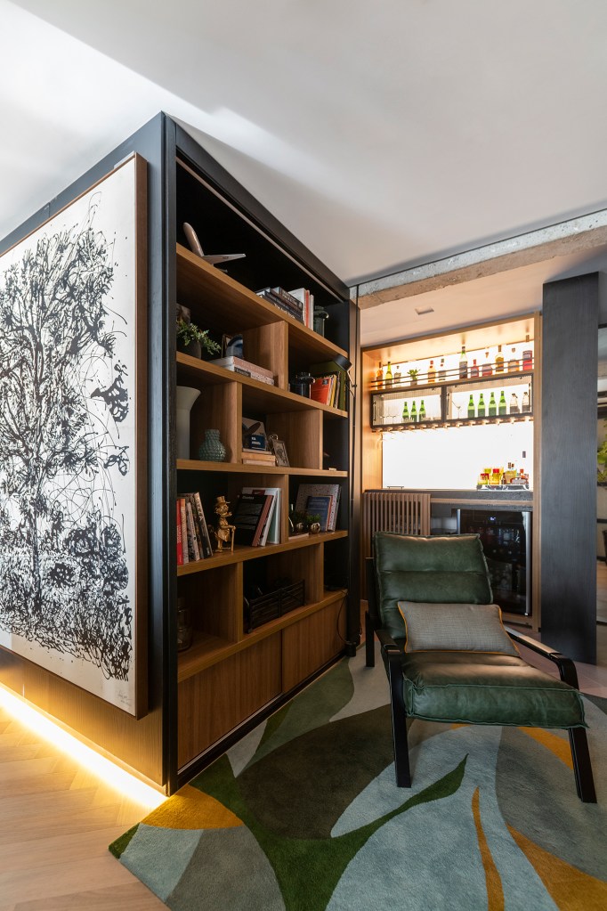 ape-85-m2-piloto-de-aviao-repleto-de-tecnologia-nossa-casa-credito-cris-farhat-sala-bar-estante (22) Apê 85 m²piloto de avião tecnologia Nossa Casa Arquitetura sala marcenaria adega bar iluminacao leitura poltrona estante
