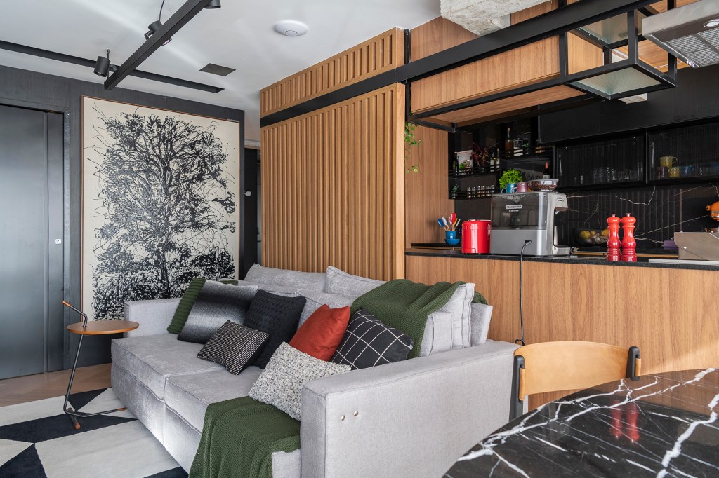 Apê 85 m²piloto de avião tecnologia Nossa Casa Arquitetura sala integrada cozinha painel de madeira ripado quadro sofa