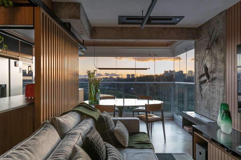 Apê 85 m²piloto de avião tecnologia Nossa Casa Arquitetura sala integrada varanda sofa jantar mesa cadeira vista