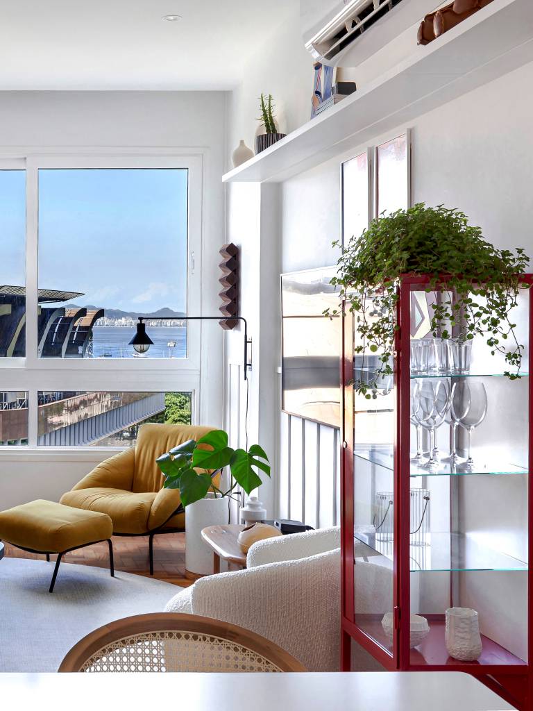 Sala de estar; poltrona mostarda; estante de vidro