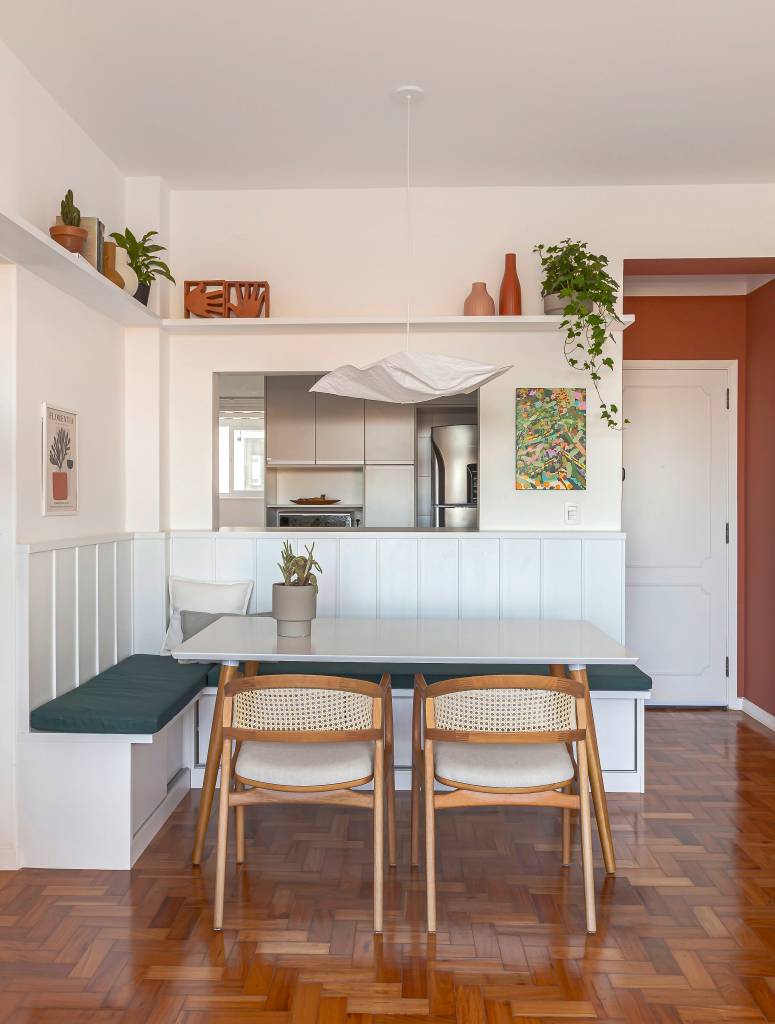 Sala de jantar; piso de taco; mesa de jantar; cozinha integrada; canto alemão