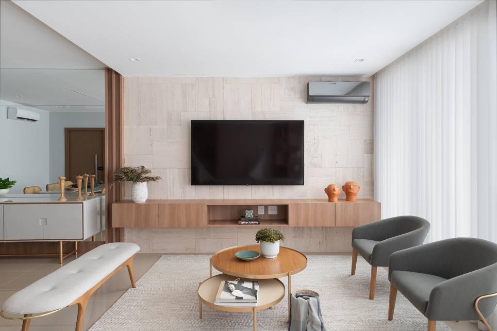ape-de-140-m²-ganha-decor-contemporaneo-com-marcenaria-e-gesso-sala-estar-julia-totoli-(2) Apê 140 m² Primo Arquitetura sala estar tv mesa poltrona cortina