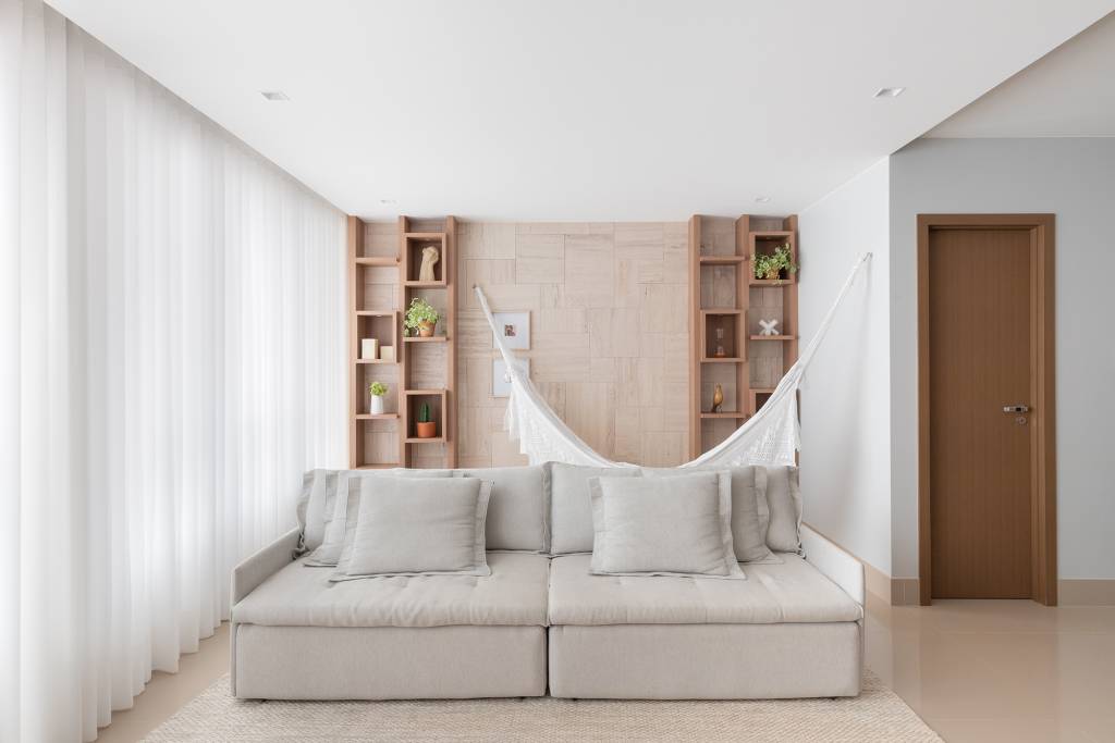 Apê 140 m² Primo Arquitetura sala estar rede descanso mesa poltrona cortina