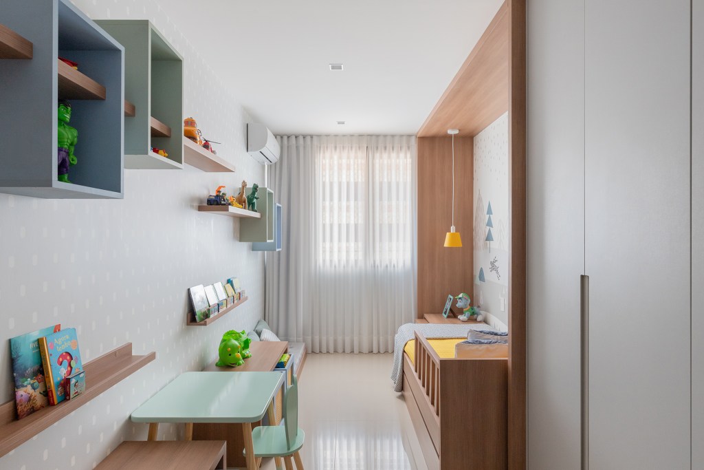 ape-de-140-m²-ganha-decor-contemporaneo-com-marcenaria-e-gesso-quarto-crianca-julia-totoli-(4) Apê 140 m² Primo Arquitetura quarto de criança marcenaria berço papel de parede escrivaninha