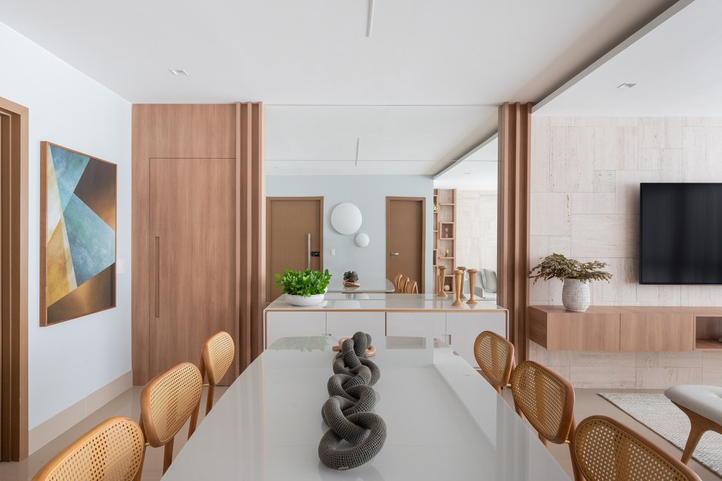 Apê 140 m² Primo Arquitetura sala jantar mesa cadeira madeira