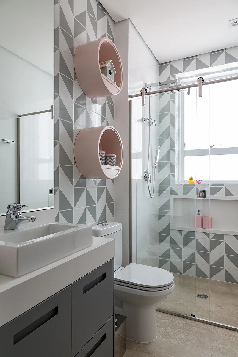 Banheiro; azulejo; parede geométrica