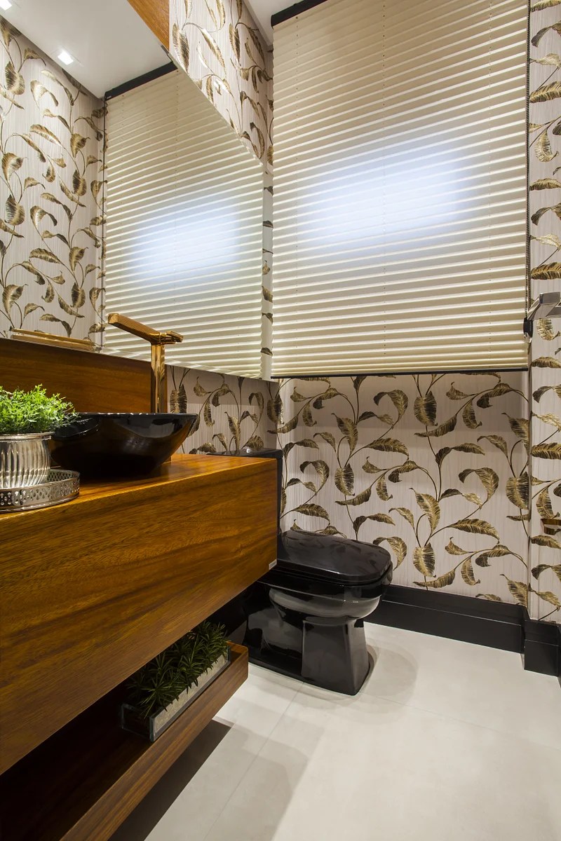 Banheiro; bancada de madeira; persiana; papel de parede