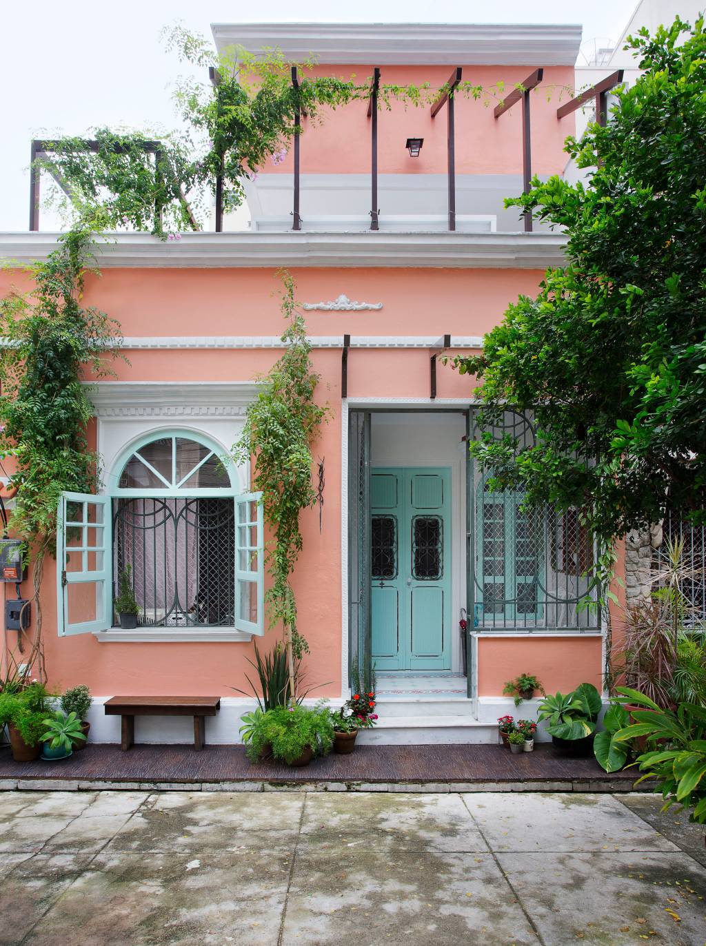 Casa de vila de 151m² tem fachada em candy colors e estilo shabby chic