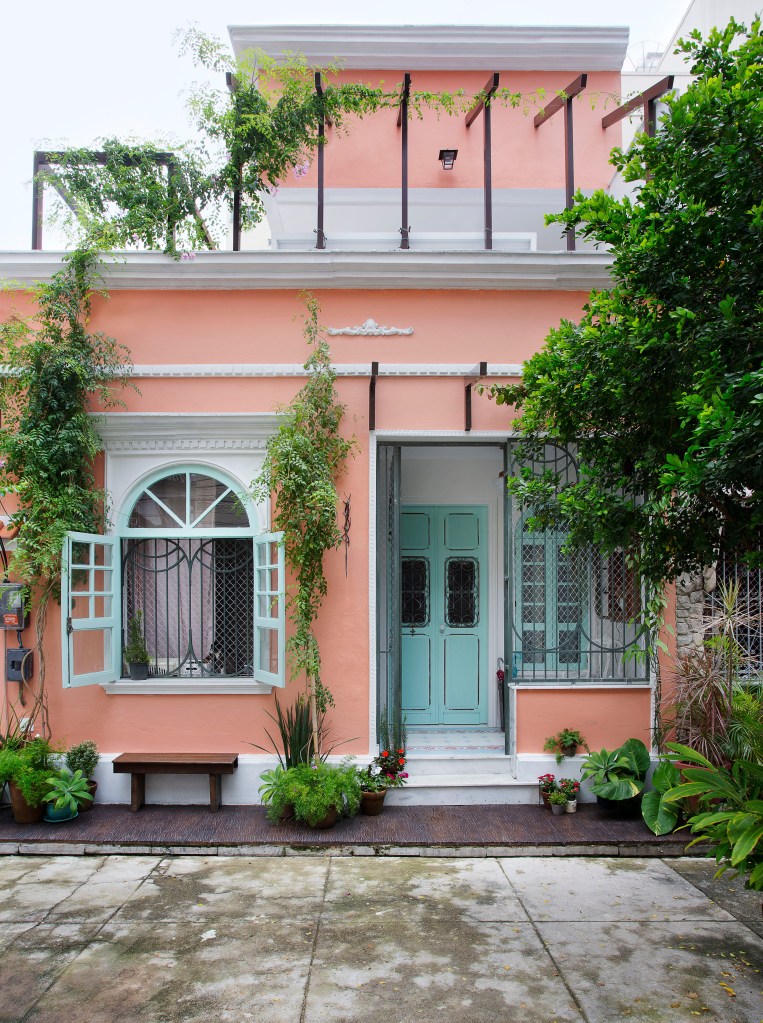 Casa; fachada rosa; janela azul;