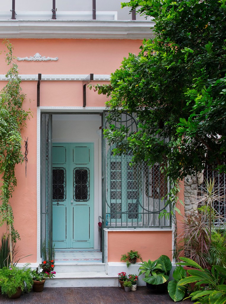 Casa; fachada rosa; janela azul;
