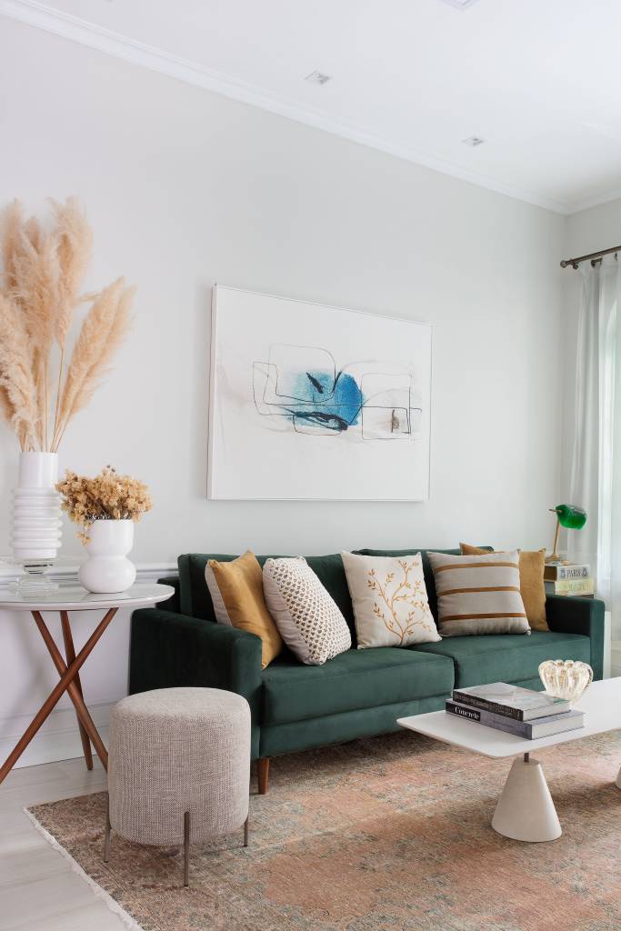 casa-de-vila-151m-estilo-shabby-chic-ammi-estudio-michele-carvalho-fotos-mca-estudio-06-sala-sofa-verde Sala de estar; sala de estar pequena; sofá verde; mesa lateral; quadro em cima do sofá