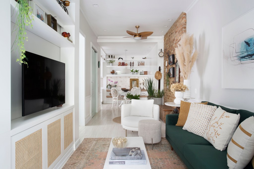 Sala de estar; sala de estar pequena; poltrona branca; sofá verde; sala de jantar; sala de jantar vintage; prateleira branca