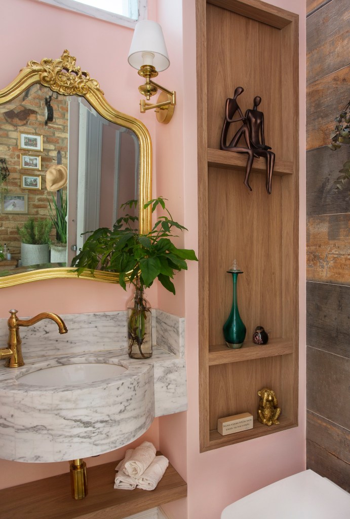 Banheiro; banheiro vintage; banheiro retro; parede rosa; pia de mármore; espelho dourado